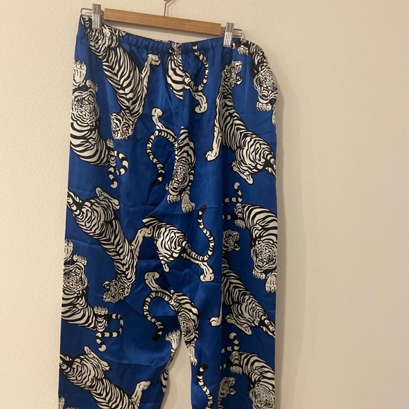 Slip into soft Blue Tiger Print Pajama SET 100 percent silk. - Picture 5 of 7